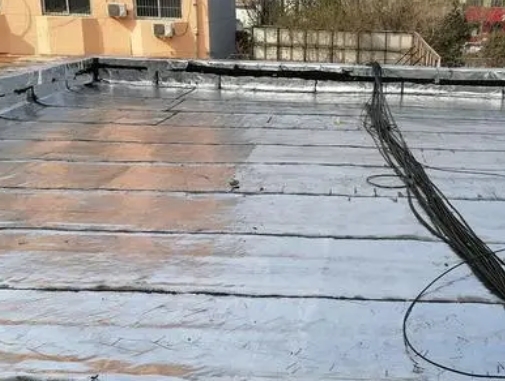 曲靖市卫生间漏水维修公司分享下曲靖市屋面楼顶防水刚性防水层施工要点。